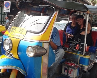 CarouLLou.com-Carou-LLou-in-Bangkok-tuktuk-P