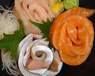 CarouLLou.com-Carou-LLou-in-Tokyo-sashimi-P